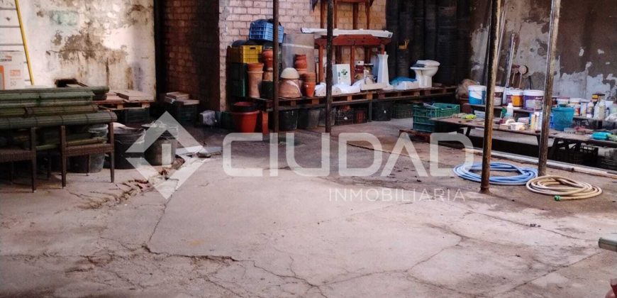 Nave con uso de de bodega en Barrio Alto
