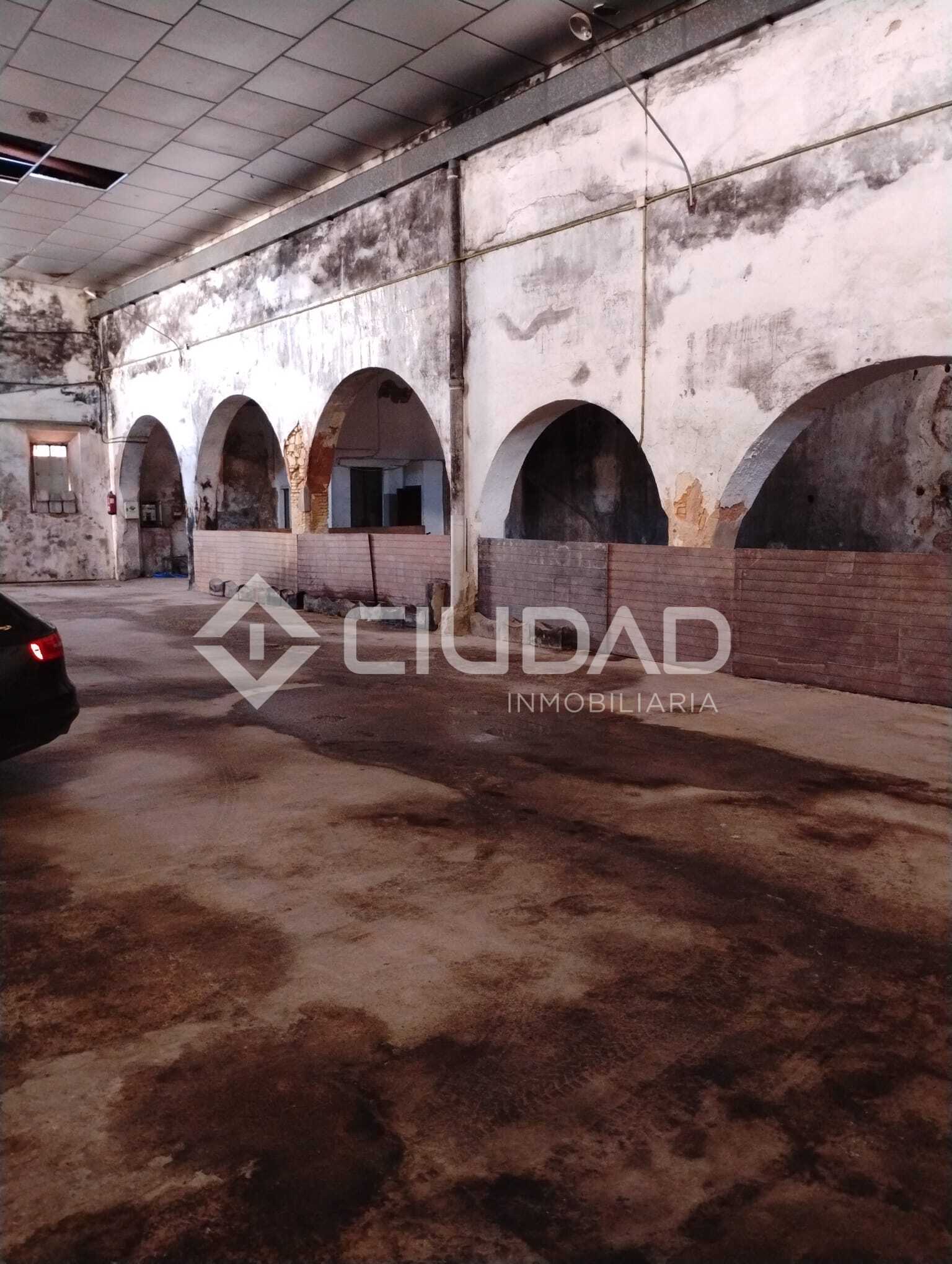 Nave con uso de de bodega en Barrio Alto