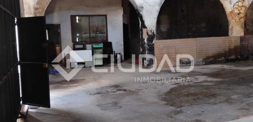 Nave con uso de de bodega en Barrio Alto