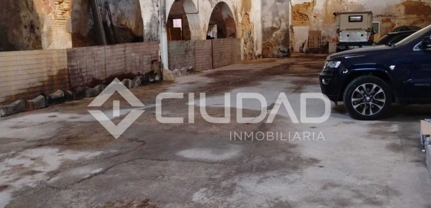 Nave con uso de de bodega en Barrio Alto