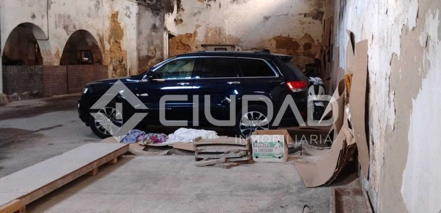 Nave con uso de de bodega en Barrio Alto