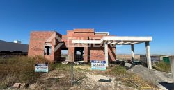 Terreno urbano en Martín Miguel con construcción a terminar