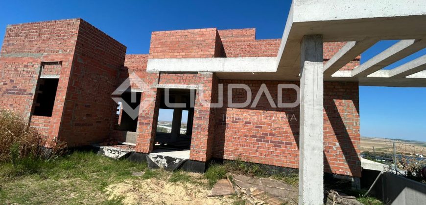 Terreno urbano en Martín Miguel con construcción a terminar