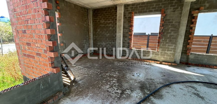 Terreno urbano en Martín Miguel con construcción a terminar