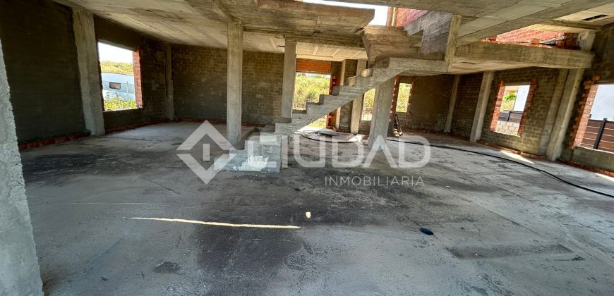 Terreno urbano en Martín Miguel con construcción a terminar