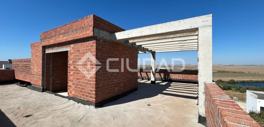 Terreno urbano en Martín Miguel con construcción a terminar