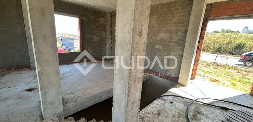 Terreno urbano en Martín Miguel con construcción a terminar