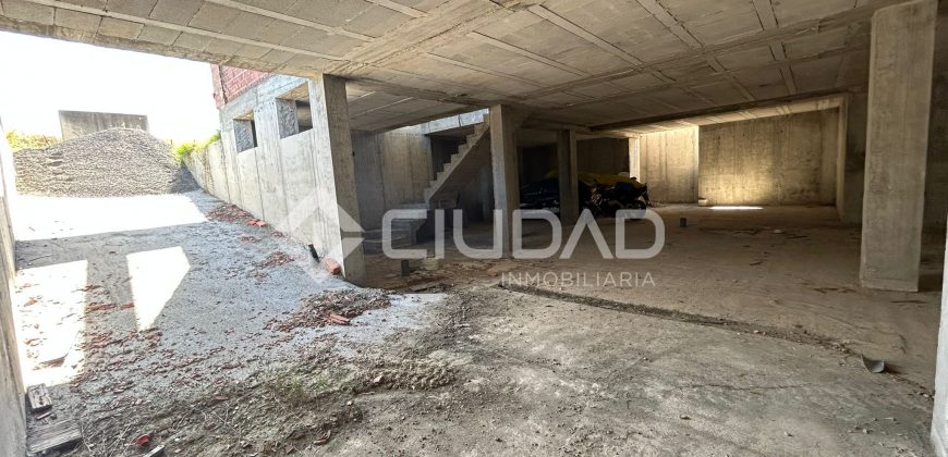 Terreno urbano en Martín Miguel con construcción a terminar