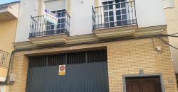 Amplia Propiedad con Cochera en calle Jaboneria.- Morón de la Frontera.