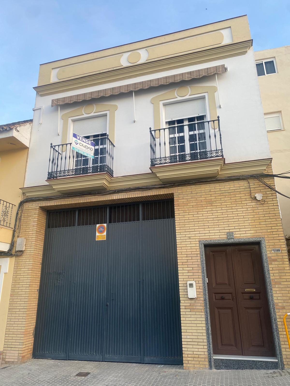 Amplia Propiedad con Cochera en calle Jaboneria.- Morón de la Frontera.