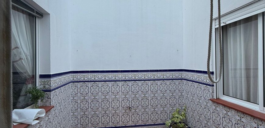 Amplia Propiedad con Cochera en calle Jaboneria.- Morón de la Frontera.