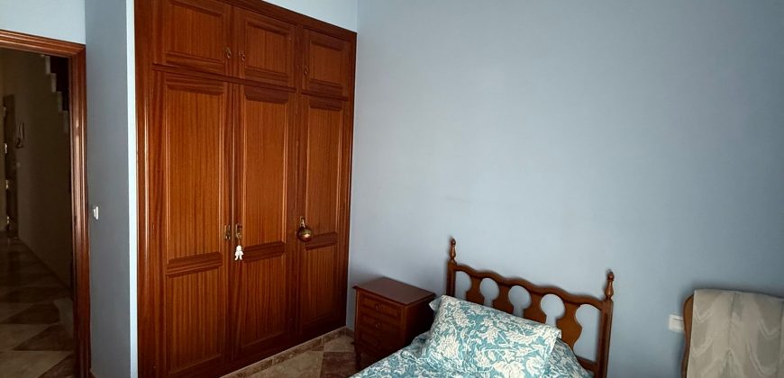 Amplia Propiedad con Cochera en calle Jaboneria.- Morón de la Frontera.