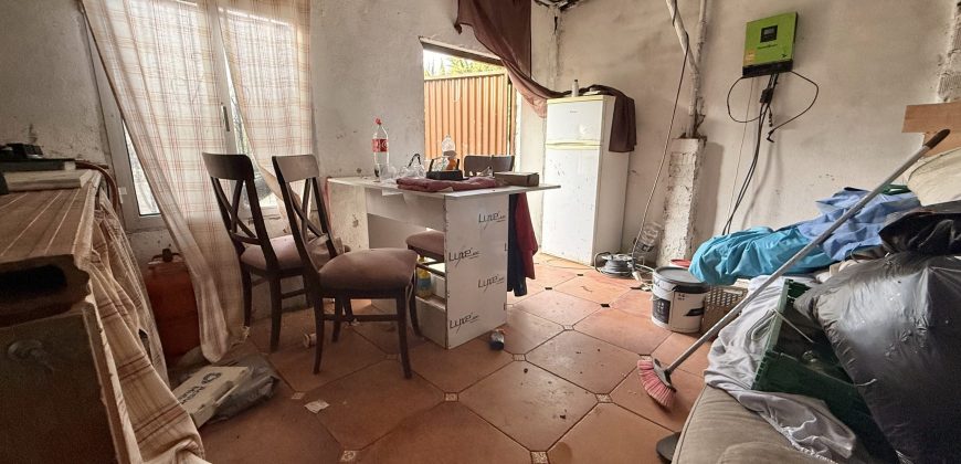 Finca rústica a pie de carretera, situada en el Camino de las Arcas, a la salida de Las Cabezas de San Juan.