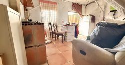 Finca rústica a pie de carretera, situada en el Camino de las Arcas, a la salida de Las Cabezas de San Juan.