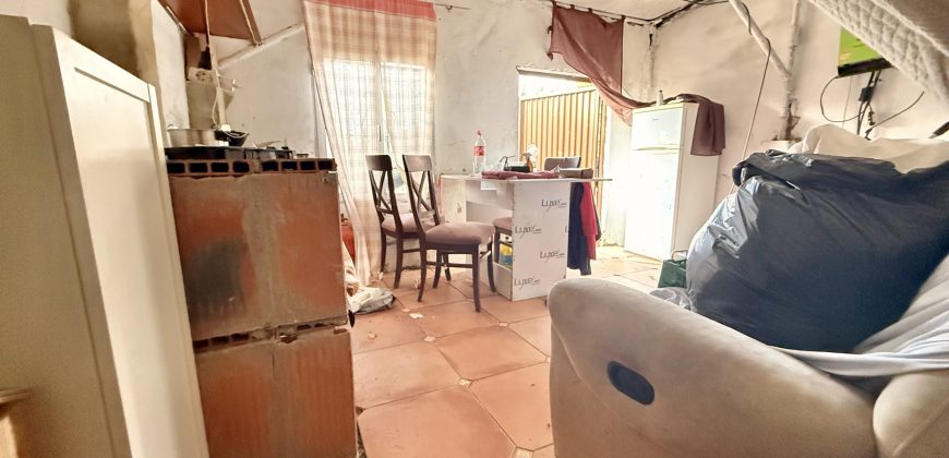 Finca rústica a pie de carretera, situada en el Camino de las Arcas, a la salida de Las Cabezas de San Juan.