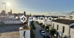 Casa independiente de 2 plantas y con cochera — Zona La Silera, pleno centro de Lebrija.