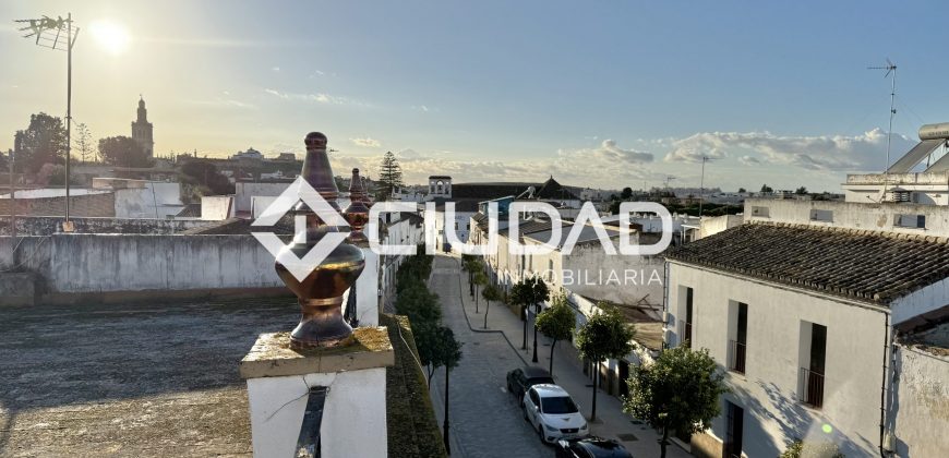 Casa independiente de 2 plantas y con cochera — Zona La Silera, pleno centro de Lebrija.