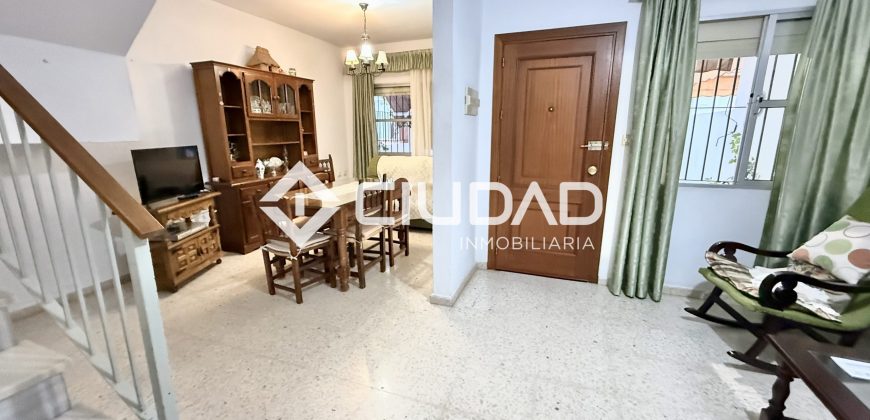 ADOSADO EN LA ZONA DEL RECREO – LEBRIJA