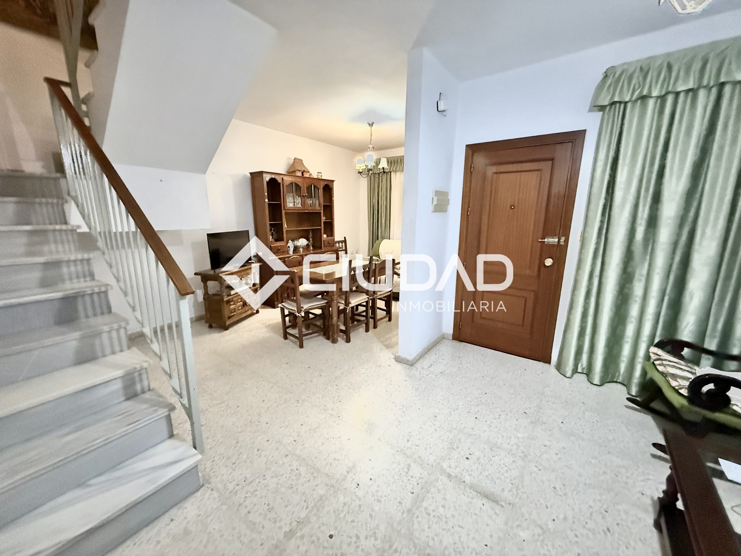 ADOSADO EN LA ZONA DEL RECREO – LEBRIJA