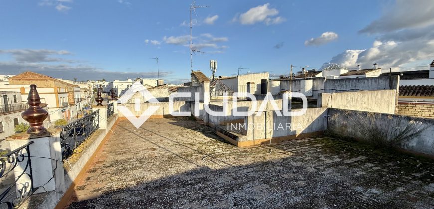Casa independiente de 2 plantas y con cochera — Zona La Silera, pleno centro de Lebrija.