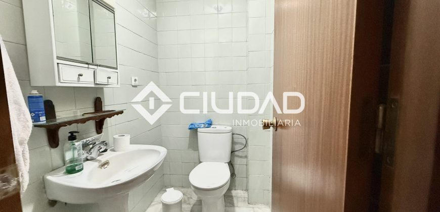 ADOSADO EN LA ZONA DEL RECREO – LEBRIJA