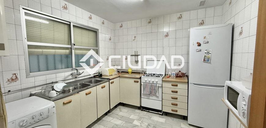 ADOSADO EN LA ZONA DEL RECREO – LEBRIJA