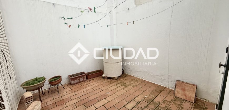 ADOSADO EN LA ZONA DEL RECREO – LEBRIJA