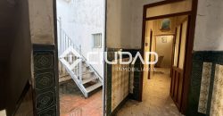 Casa independiente de 2 plantas y con cochera — Zona La Silera, pleno centro de Lebrija.