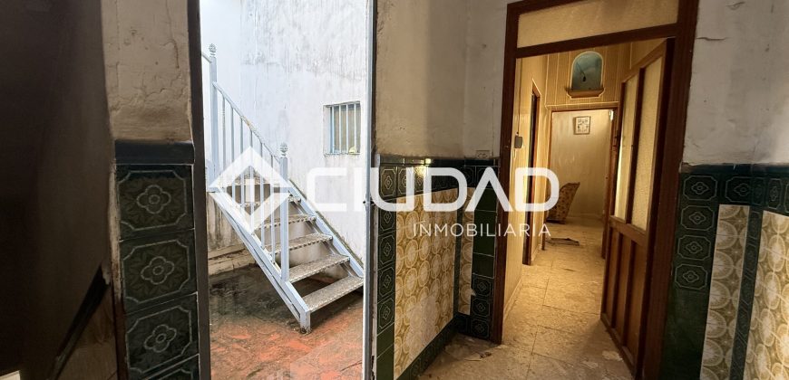 Casa independiente de 2 plantas y con cochera — Zona La Silera, pleno centro de Lebrija.