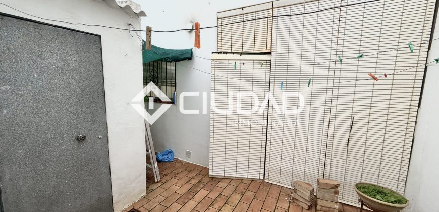 ADOSADO EN LA ZONA DEL RECREO – LEBRIJA