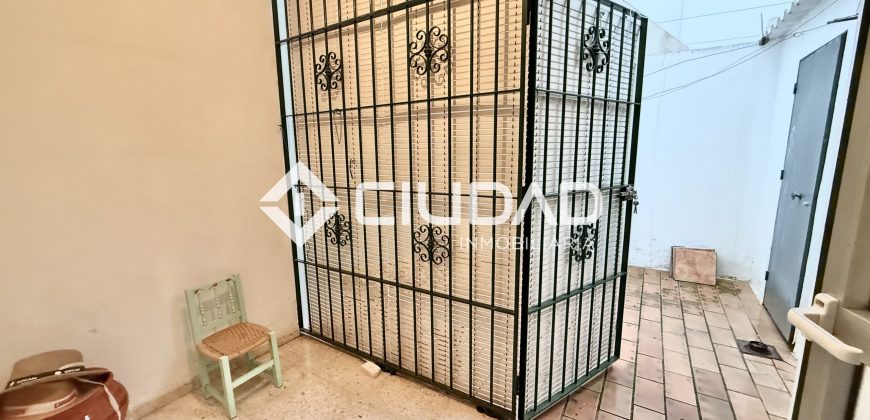 ADOSADO EN LA ZONA DEL RECREO – LEBRIJA