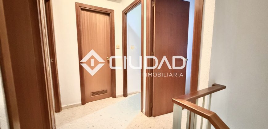 ADOSADO EN LA ZONA DEL RECREO – LEBRIJA