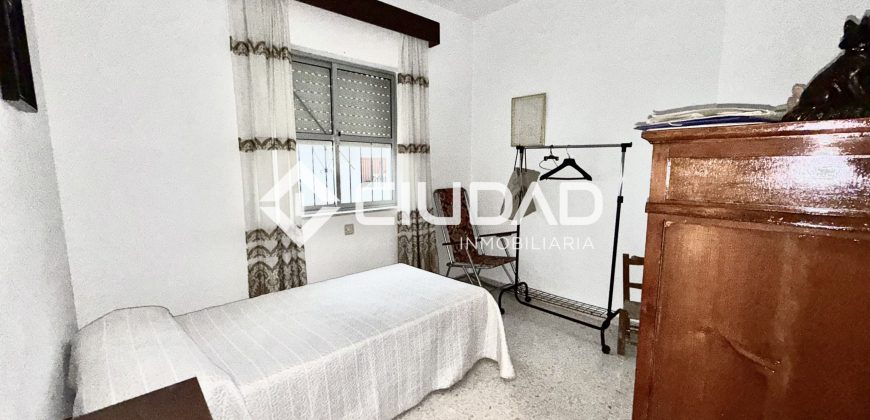 ADOSADO EN LA ZONA DEL RECREO – LEBRIJA