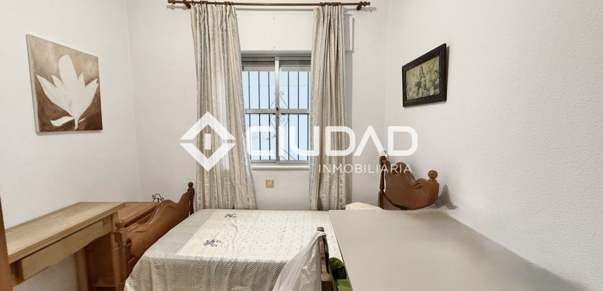 ADOSADO EN LA ZONA DEL RECREO – LEBRIJA