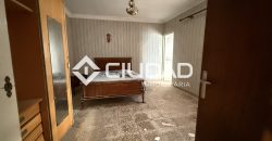 Casa independiente de 2 plantas y con cochera — Zona La Silera, pleno centro de Lebrija.