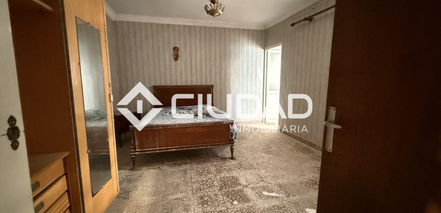 Casa independiente de 2 plantas y con cochera — Zona La Silera, pleno centro de Lebrija.