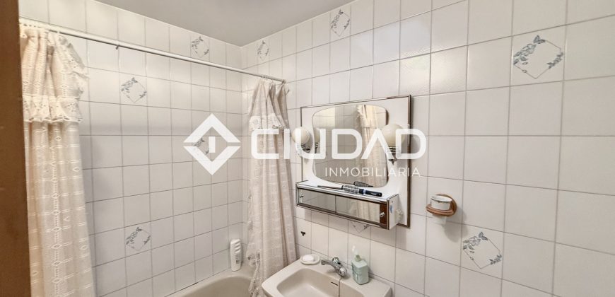 ADOSADO EN LA ZONA DEL RECREO – LEBRIJA