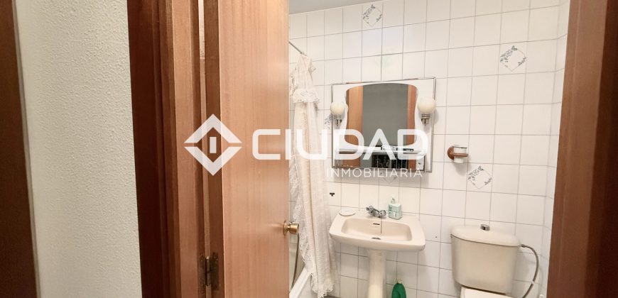 ADOSADO EN LA ZONA DEL RECREO – LEBRIJA