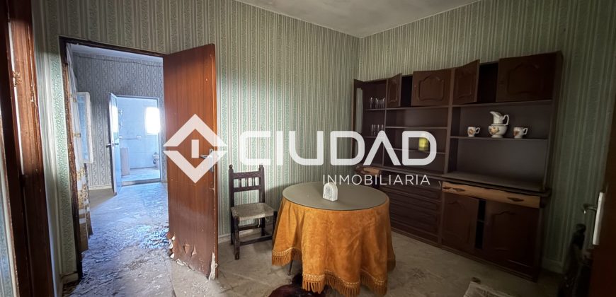 Casa independiente de 2 plantas y con cochera — Zona La Silera, pleno centro de Lebrija.