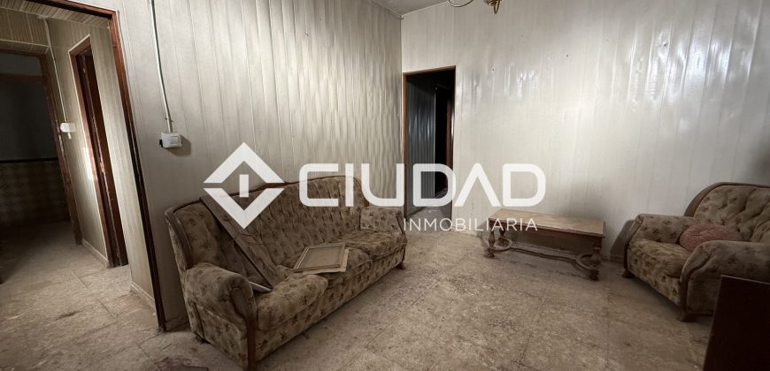 Casa independiente de 2 plantas y con cochera — Zona La Silera, pleno centro de Lebrija.