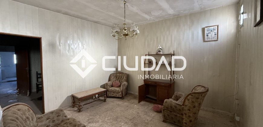 Casa independiente de 2 plantas y con cochera — Zona La Silera, pleno centro de Lebrija.