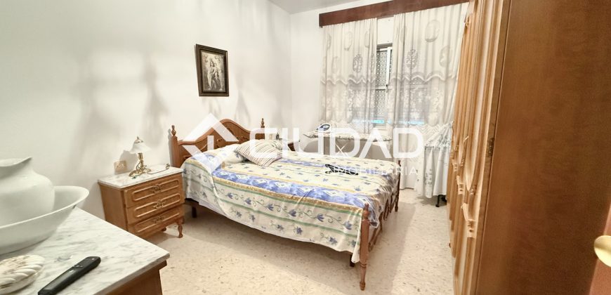 ADOSADO EN LA ZONA DEL RECREO – LEBRIJA