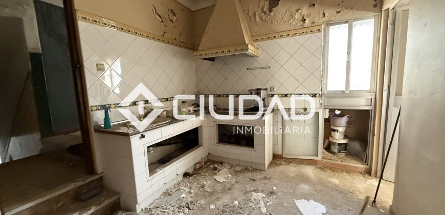 Casa independiente de 2 plantas y con cochera — Zona La Silera, pleno centro de Lebrija.