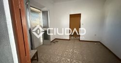 Casa independiente de 2 plantas y con cochera — Zona La Silera, pleno centro de Lebrija.