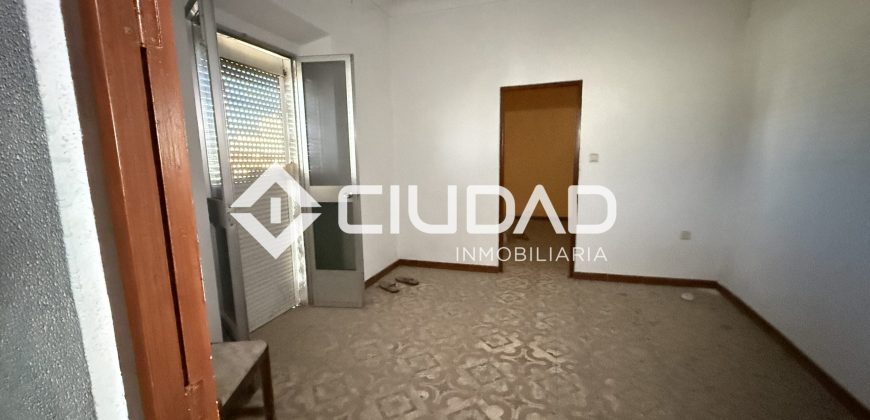 Casa independiente de 2 plantas y con cochera — Zona La Silera, pleno centro de Lebrija.