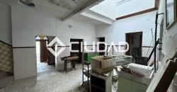 Casa independiente de 2 plantas y con cochera — Zona La Silera, pleno centro de Lebrija.