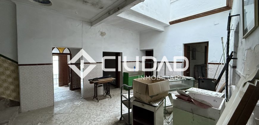 Casa independiente de 2 plantas y con cochera — Zona La Silera, pleno centro de Lebrija.