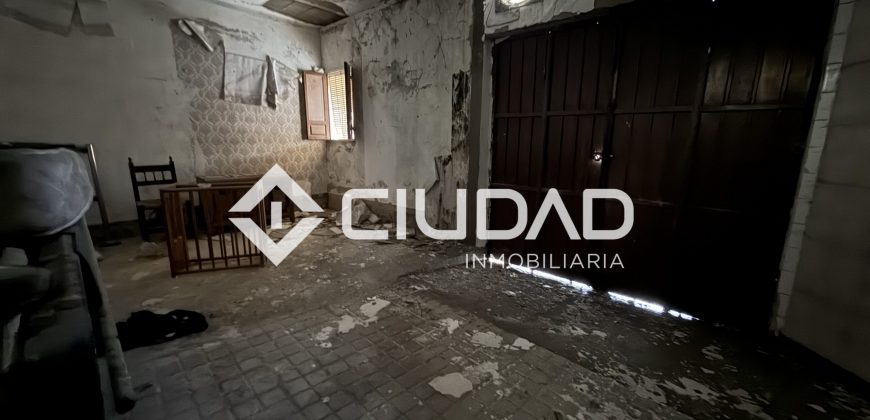 Casa independiente de 2 plantas y con cochera — Zona La Silera, pleno centro de Lebrija.