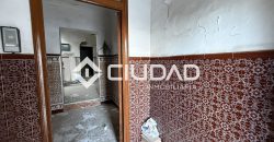 Casa independiente de 2 plantas y con cochera — Zona La Silera, pleno centro de Lebrija.