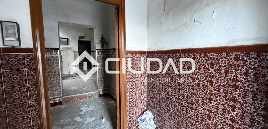 Casa independiente de 2 plantas y con cochera — Zona La Silera, pleno centro de Lebrija.